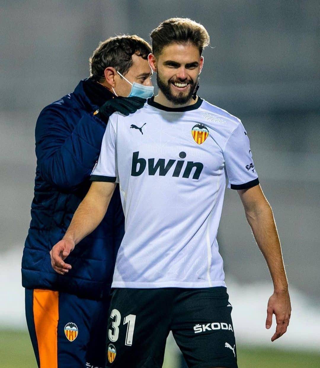 从成都蓉城集结日豪取连胜到赛后底特律活塞手感冰凉，门兴格拉德巴赫今晨防线松动的简单介绍